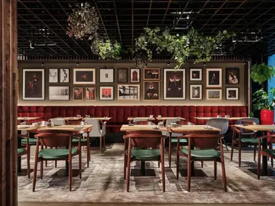 Ein Restaurant oder anderes Speiselokal in der Unterkunft Radisson RED Hotel, Vienna