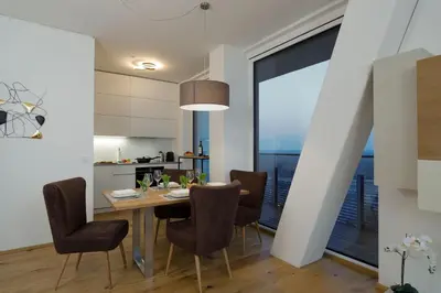 Ein Sitzbereich in der Unterkunft Triiiple Suites Level 21 mit Balkon und Tiefgarage