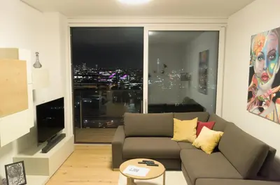 Ein Sitzbereich in der Unterkunft Triiiple Suites Level 21 mit Balkon und Tiefgarage
