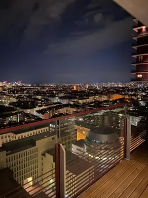 Ein Balkon oder eine Terrasse in der Unterkunft Triiiple Suites Level 22 mit Balkon und Tiefgarage