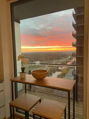 Ein Balkon oder eine Terrasse in der Unterkunft Triiiple Suites Level 22 mit Balkon und Tiefgarage