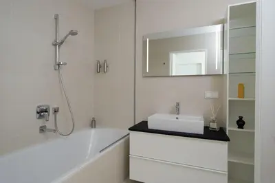 Ein Badezimmer in der Unterkunft Triiiple Suites Level 22 mit Balkon und Tiefgarage