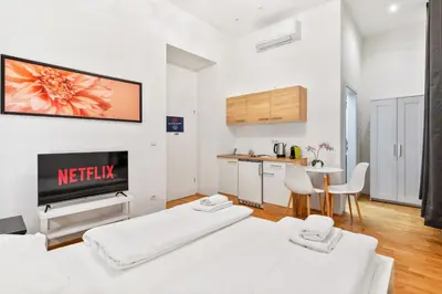 Ein Bett oder Betten in einem Zimmer der Unterkunft 522 Mbits Wifi Air Con Free Parking