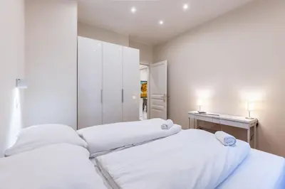 Ein Bett oder Betten in einem Zimmer der Unterkunft Spacious 2 bedroom apartment nearby center