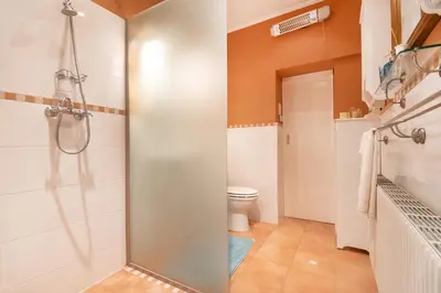Ein Badezimmer in der Unterkunft Renoviertes Bauernhaus mit Garten in Ruhelage