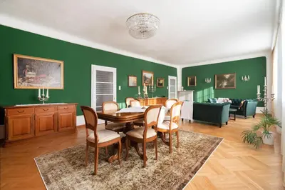Ein Sitzbereich in der Unterkunft Renoviertes Bauernhaus mit Garten in Ruhelage