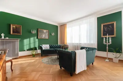 Ein Sitzbereich in der Unterkunft Renoviertes Bauernhaus mit Garten in Ruhelage