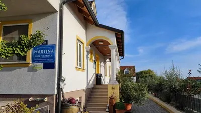 Das Gebäude in dem sich das Ferienhaus befindet