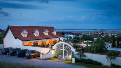 Das Gebäude in dem sich das Ferienhaus befindet