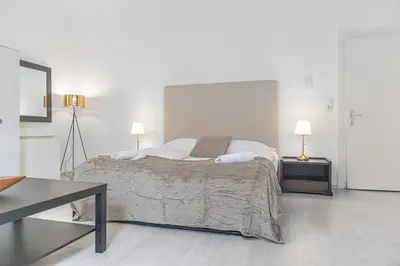 Ein Bett oder Betten in einem Zimmer der Unterkunft Affordable 1BR Apt, Next to Rennweg & Belvedere