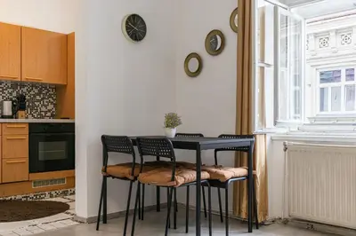 Küche/Küchenzeile in der Unterkunft Affordable 1BR Apt, Next to Rennweg & Belvedere