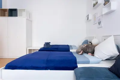 Ein Bett oder Betten in einem Zimmer der Unterkunft NEW ShalalaLiving Vienna - Lovely Family Home near Schönbrunn KG14