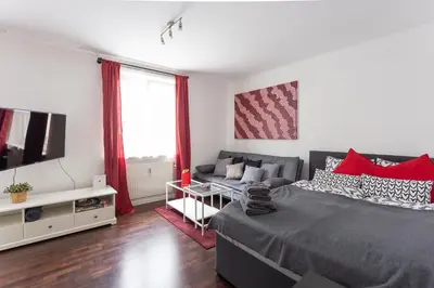 Ein Bett oder Betten in einem Zimmer der Unterkunft NEW ShalalaLiving Vienna - Lovenest or Workspace near Schönbrunn BG