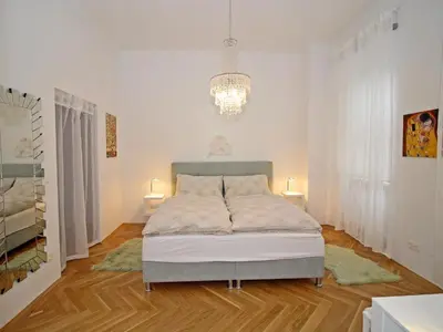 Ein Bett oder Betten in einem Zimmer der Unterkunft Ferienwohnung Klimt