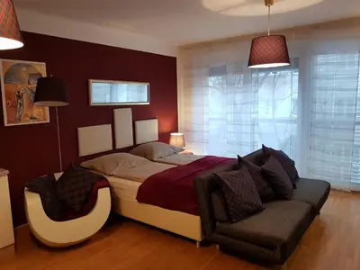 Ein Bett oder Betten in einem Zimmer der Unterkunft BullsLiving Kaisermühlen Apartment Erni next to UNO City