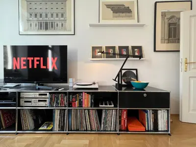 TV/Unterhaltungsangebot in der Unterkunft Vienna Design Apartment by Rabe - kostenfreier Parkplatz & Netflix & Coffee-Bar - nahe Schloss Schönbrunn