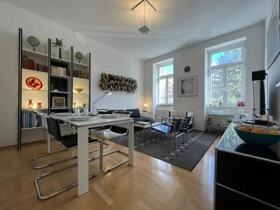 Ein Sitzbereich in der Unterkunft Vienna Design Apartment by Rabe - kostenfreier Parkplatz & Netflix & Coffee-Bar - nahe Schloss Schönbrunn