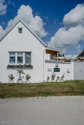 Das Gebäude in dem sich das Ferienhaus befindet