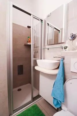 Ein Badezimmer in der Unterkunft CozyNite Premium Apartment Favoriten
