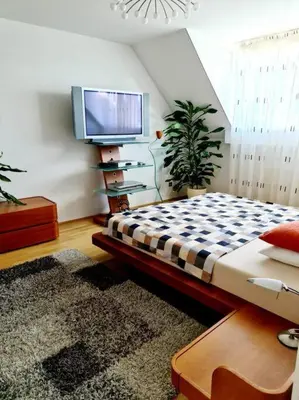 Ein Bett oder Betten in einem Zimmer der Unterkunft luxury 4 bedroom roof apt with 3 balconies & view