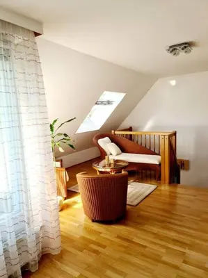 Ein Sitzbereich in der Unterkunft luxury 4 bedroom roof apt with 3 balconies & view