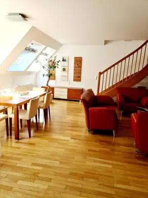 Ein Sitzbereich in der Unterkunft luxury 4 bedroom roof apt with 3 balconies & view