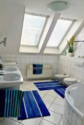 Ein Badezimmer in der Unterkunft luxury 4 bedroom roof apt with 3 balconies & view