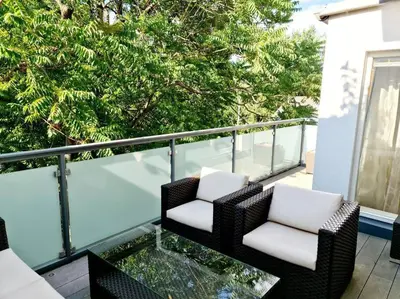 Ein Balkon oder eine Terrasse in der Unterkunft luxury 4 bedroom roof apt with 3 balconies & view