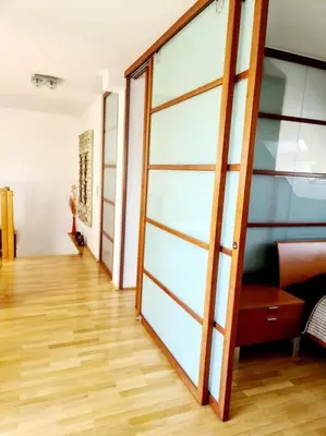Ein Bett oder Betten in einem Zimmer der Unterkunft luxury 4 bedroom roof apt with 3 balconies & view