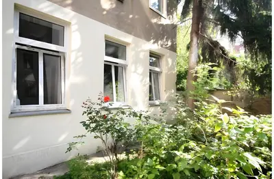 Ein Garten an der Unterkunft Modern flat with 2 rooms, close to Schönbrunn