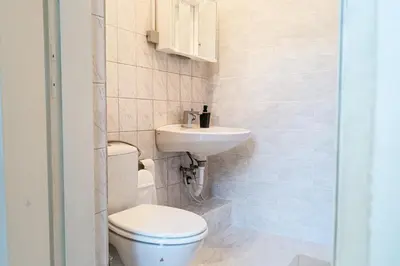 Ein Badezimmer in der Unterkunft Pleasant 3 private rooms in shared Apartment- Ideal for short & Longstays