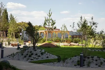 Ein Garten an der Unterkunft My TrIIIple Ferienwohnung zwischen City und Prater