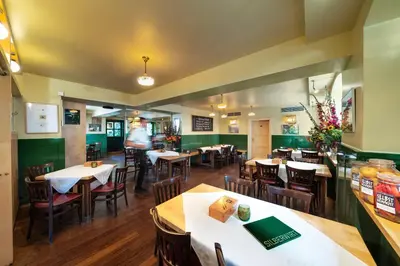 Ein Restaurant oder anderes Speiselokal in der Unterkunft Schlossquadrat Apartment 16
