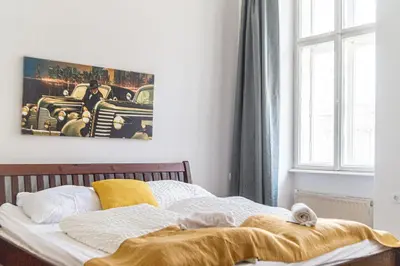 Ein Bett oder Betten in einem Zimmer der Unterkunft Modern 3BR Apt with LR near Wiener Stadthalle