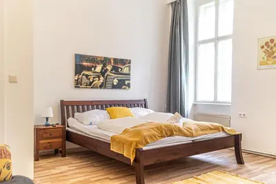 Ein Bett oder Betten in einem Zimmer der Unterkunft Modern 3BR Apt with LR near Wiener Stadthalle