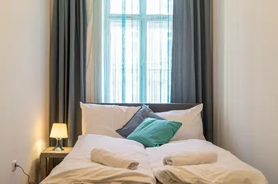 Ein Bett oder Betten in einem Zimmer der Unterkunft Modern 3BR Apt with LR near Wiener Stadthalle