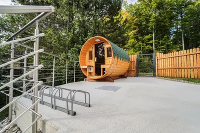 Ein Kinderspielbereich in der Unterkunft Behagliches Cottage mit Kamin mitten im Wald