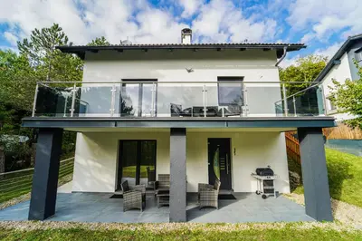 Ein Balkon oder eine Terrasse in der Unterkunft Behagliches Cottage mit Kamin mitten im Wald
