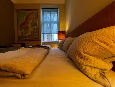 Ein Bett oder Betten in einem Zimmer der Unterkunft The Room for Artists Vienna