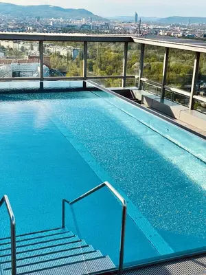 Der Swimmingpool an oder in der Nähe von Royal Swan Skyline, Wien