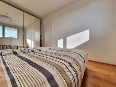 Ein Bett oder Betten in einem Zimmer der Unterkunft Near Lake Stylish & Fully Furnished Apartment