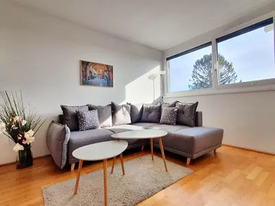 Ein Sitzbereich in der Unterkunft Near Lake Stylish & Fully Furnished Apartment
