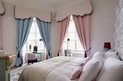 Ein Bett oder Betten in einem Zimmer der Unterkunft The Leo Grand