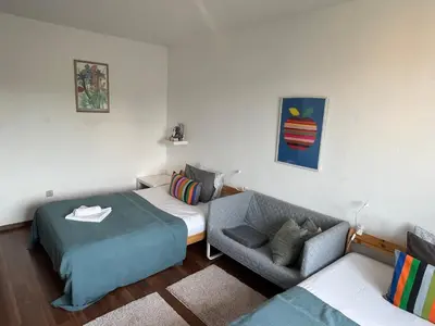 Ein Sitzbereich in der Unterkunft Stylish Youthful Condo in the Heart of Mödling, Fiatalos Boldog Otthon Mödling Szivében
