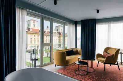Ein Sitzbereich in der Unterkunft Hotel Galántha