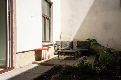 Ein Patio oder anderer Außenbereich in der Unterkunft Modern and lovely apartment next to subway station