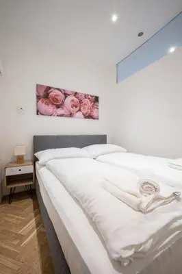 Ein Bett oder Betten in einem Zimmer der Unterkunft Modern and lovely apartment next to subway station