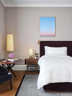 Ein Bett oder Betten in einem Zimmer der Unterkunft Rosewood Vienna