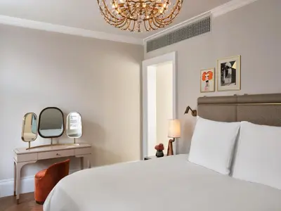 Ein Bett oder Betten in einem Zimmer der Unterkunft Rosewood Vienna