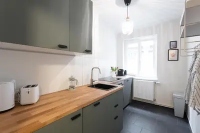 Küche/Küchenzeile in der Unterkunft Chic 1-Bed Apt by Canal Walk to Historic Centre